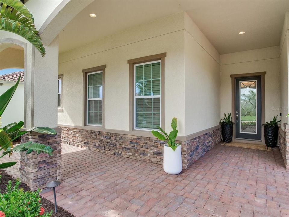 Active With Contract: $999,000 (3 beds, 2 baths, 2521 Square Feet)