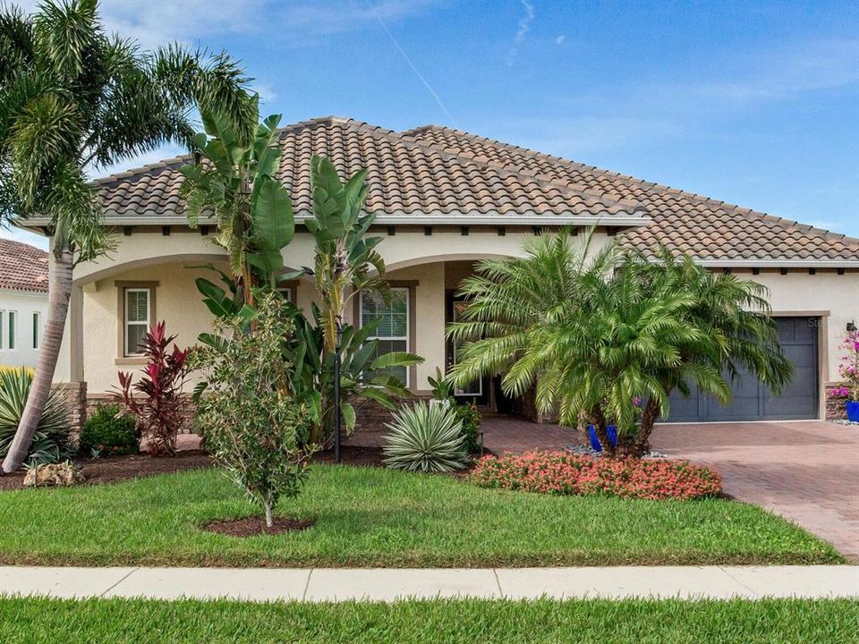 Active With Contract: $999,000 (3 beds, 2 baths, 2521 Square Feet)