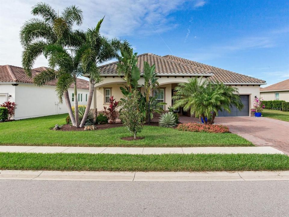 Active With Contract: $999,000 (3 beds, 2 baths, 2521 Square Feet)