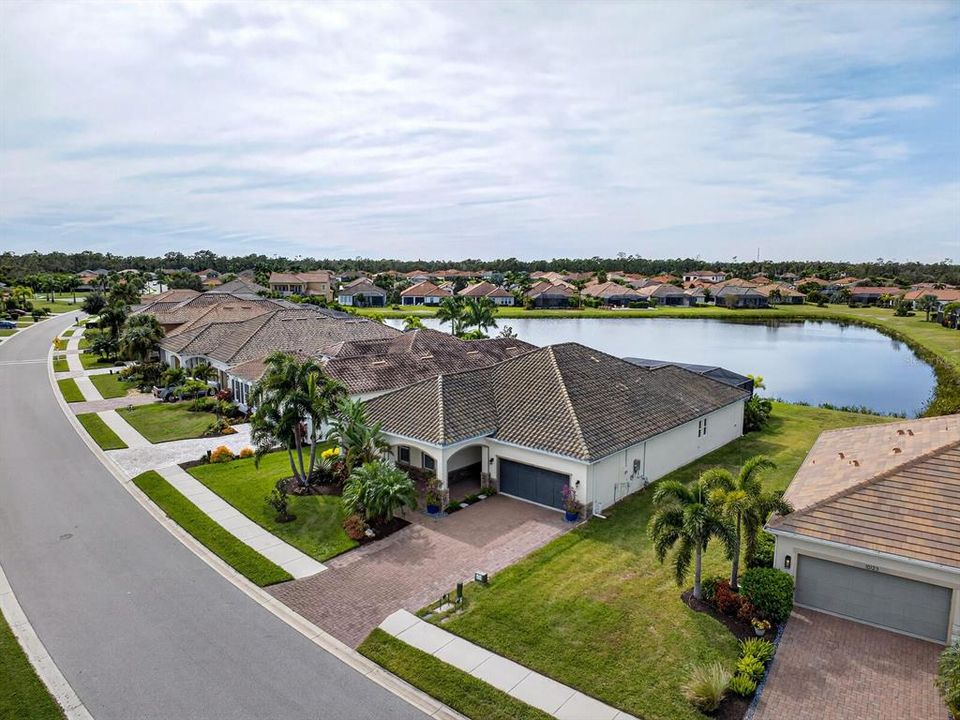 Active With Contract: $999,000 (3 beds, 2 baths, 2521 Square Feet)