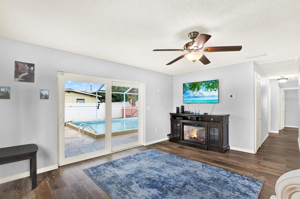 For Sale: $524,900 (4 beds, 2 baths, 1564 Square Feet)