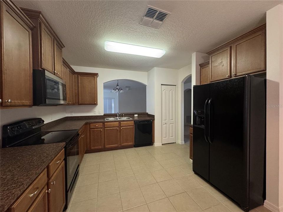 For Rent: $1,995 (3 beds, 2 baths, 1711 Square Feet)
