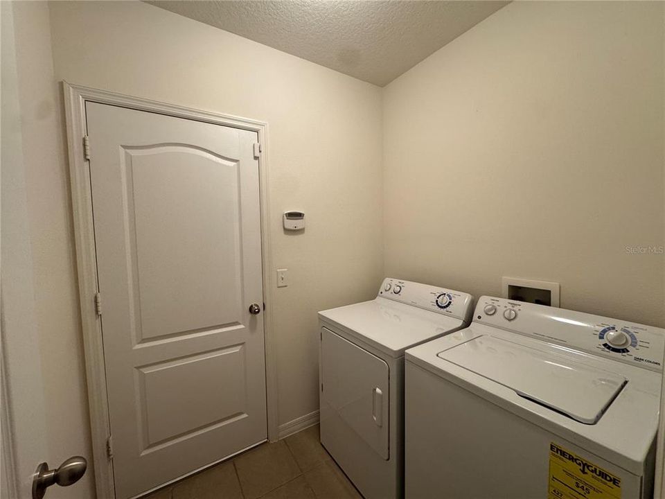 For Rent: $1,995 (3 beds, 2 baths, 1711 Square Feet)