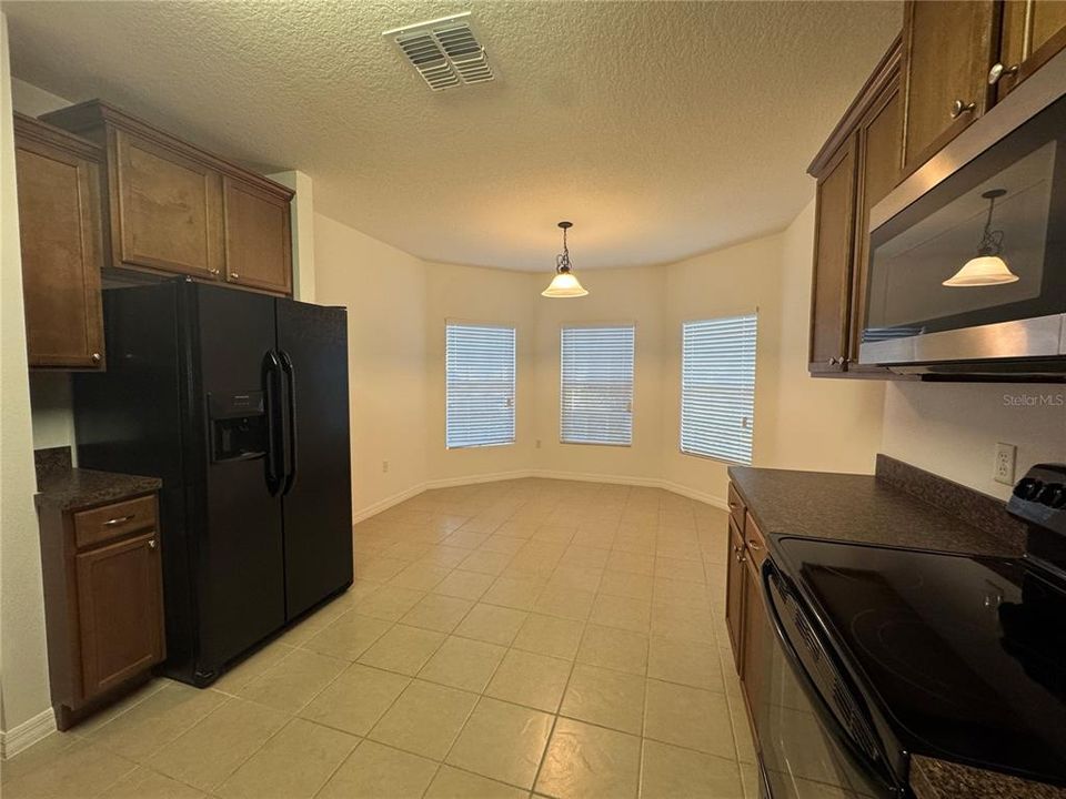 For Rent: $1,995 (3 beds, 2 baths, 1711 Square Feet)
