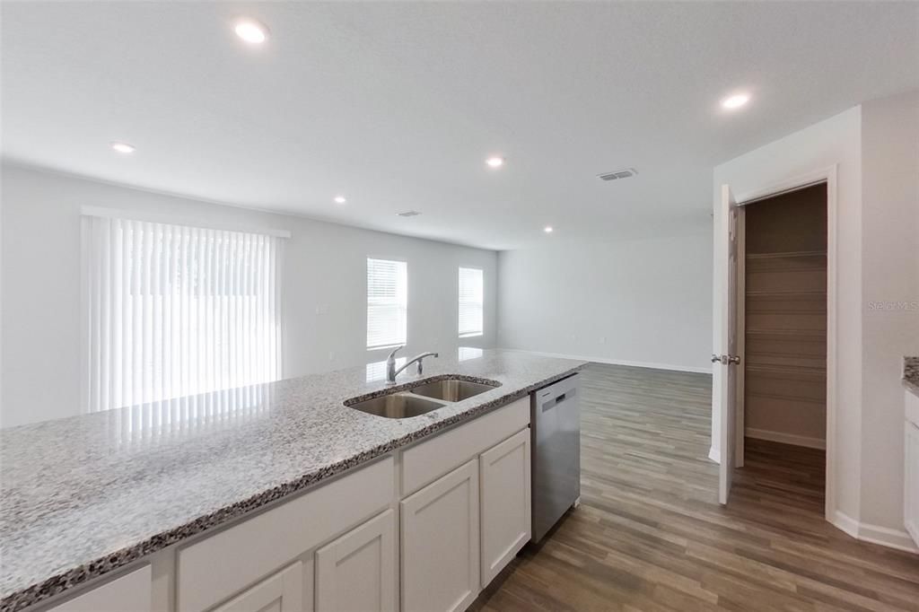 For Rent: $1,985 (4 beds, 2 baths, 1964 Square Feet)