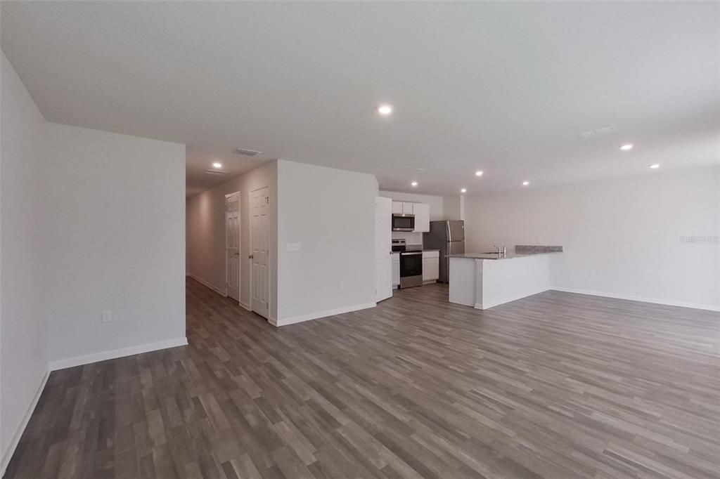 For Rent: $1,985 (4 beds, 2 baths, 1964 Square Feet)