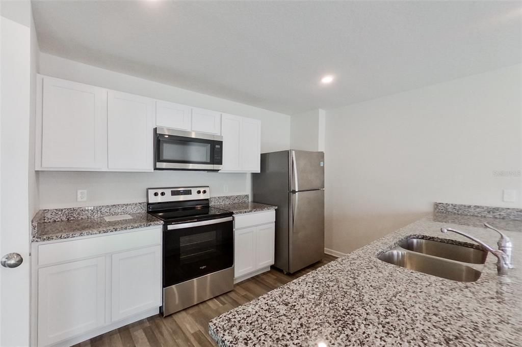 For Rent: $1,985 (4 beds, 2 baths, 1964 Square Feet)