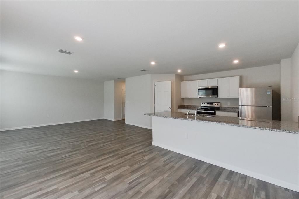 For Rent: $1,985 (4 beds, 2 baths, 1964 Square Feet)