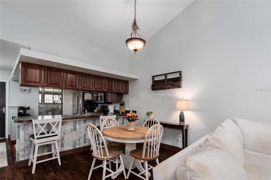 Activo con contrato: $218,000 (2 camas, 2 baños, 1050 Pies cuadrados)