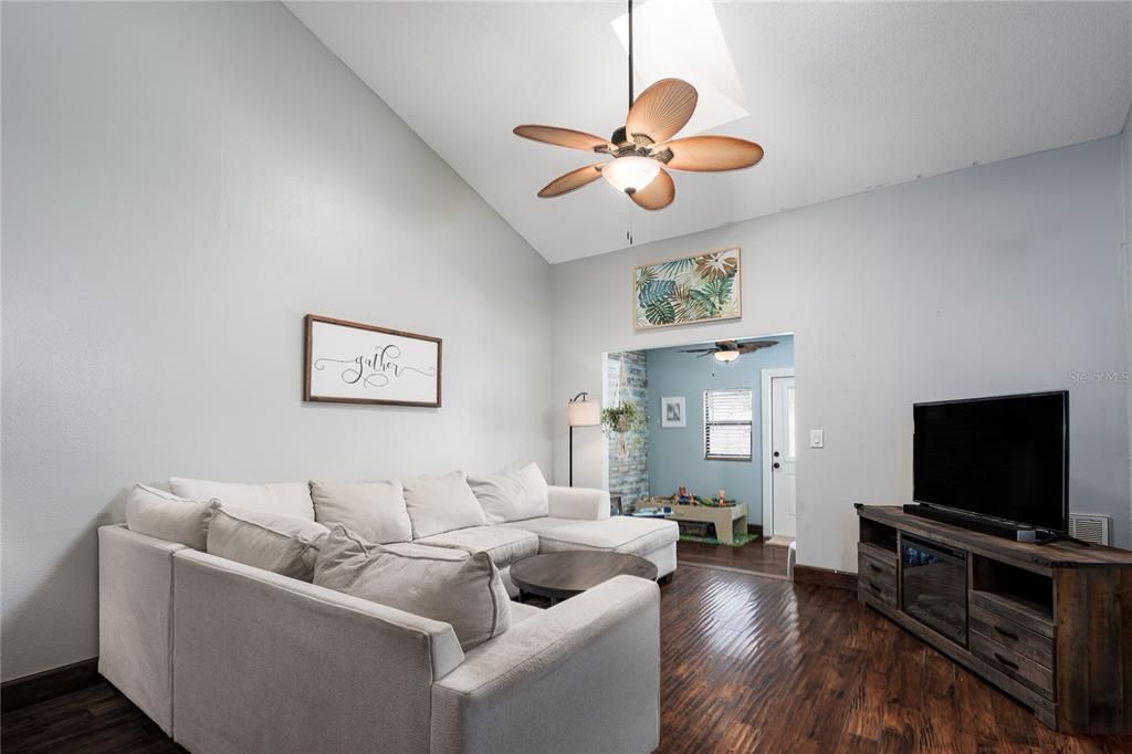 Activo con contrato: $218,000 (2 camas, 2 baños, 1050 Pies cuadrados)