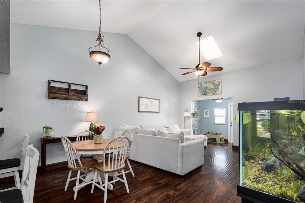 Activo con contrato: $218,000 (2 camas, 2 baños, 1050 Pies cuadrados)