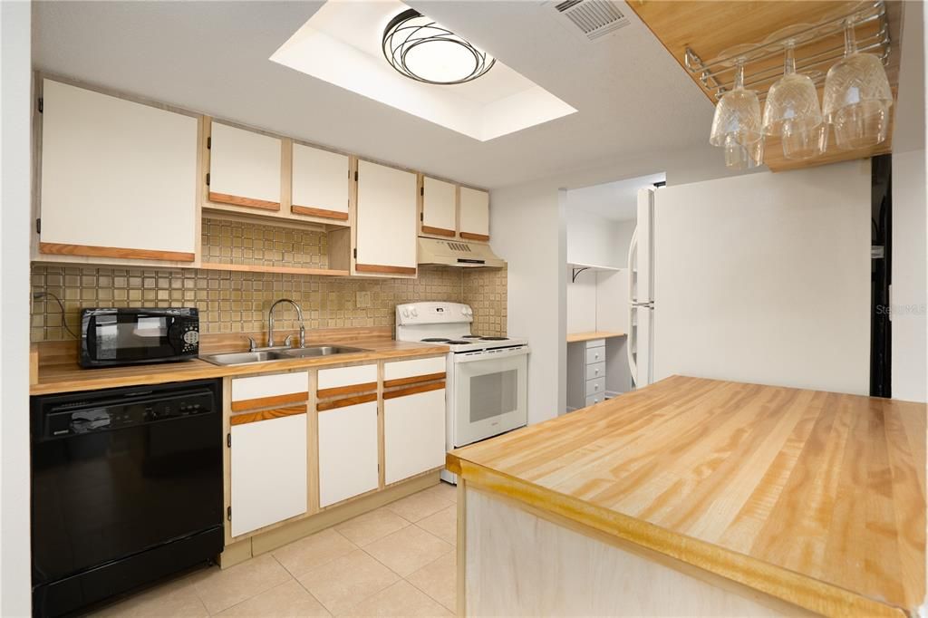 For Rent: $1,500 (2 beds, 2 baths, 960 Square Feet)