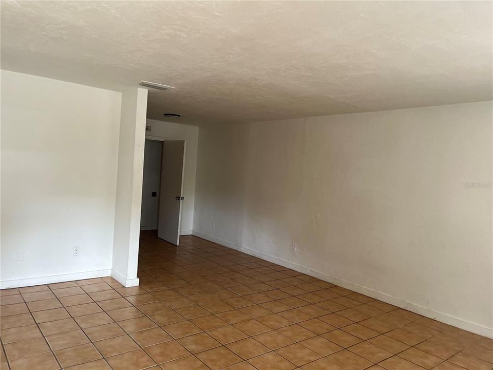 合同活跃: $1,050 (2 贝兹, 1 浴室, 900 平方英尺)