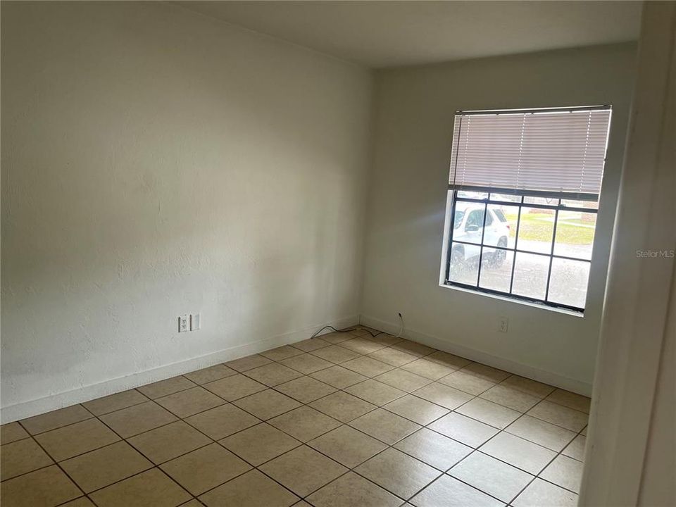 合同活跃: $1,050 (2 贝兹, 1 浴室, 900 平方英尺)