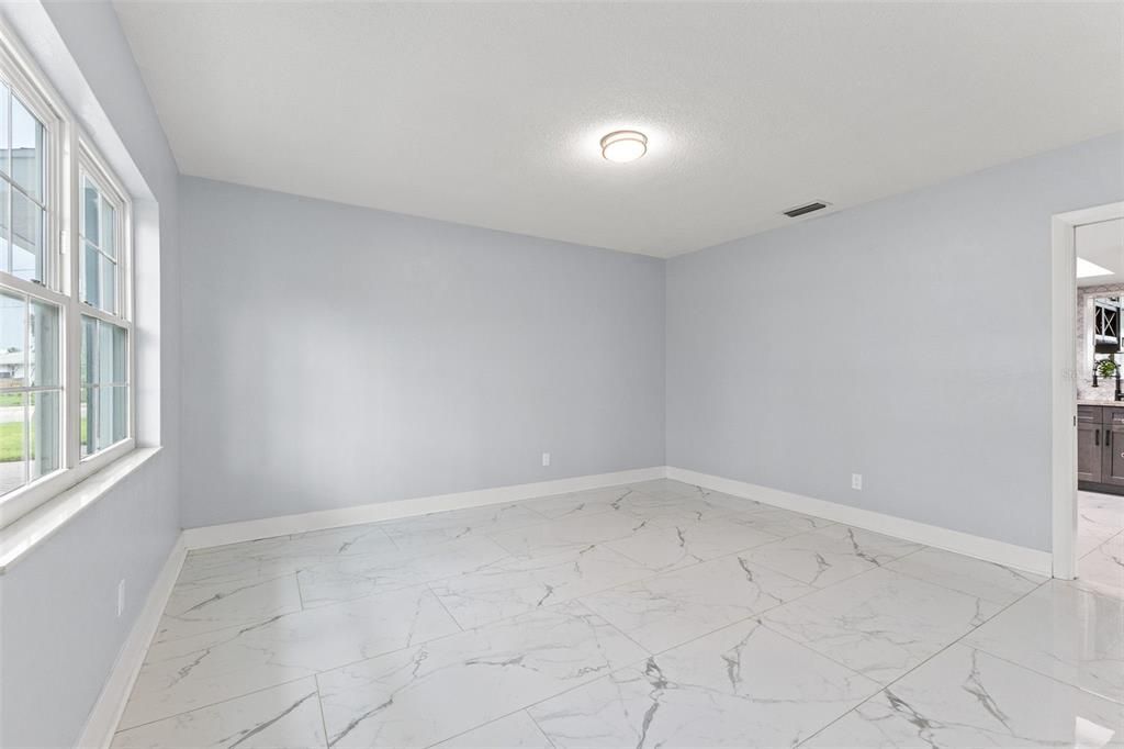 Activo con contrato: $4,900 (3 camas, 3 baños, 2617 Pies cuadrados)