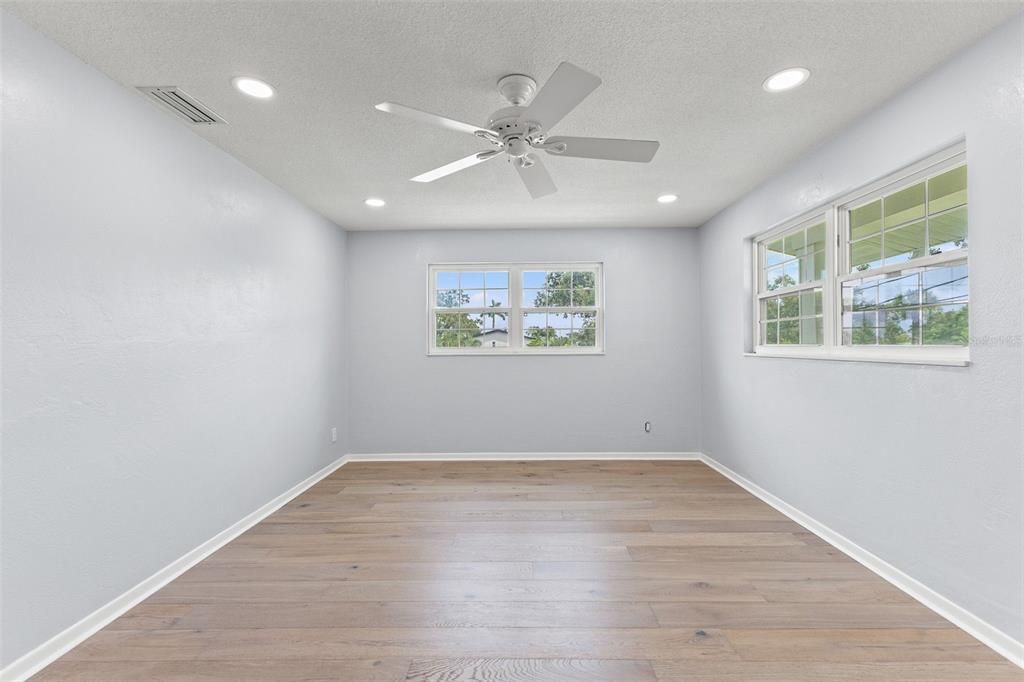 Activo con contrato: $4,900 (3 camas, 3 baños, 2617 Pies cuadrados)