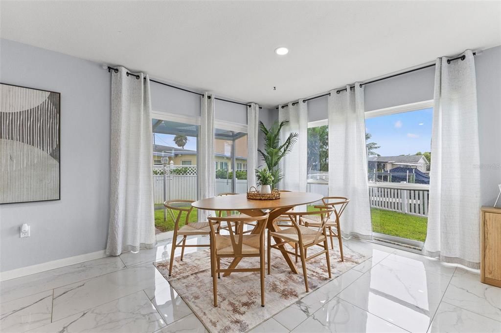 Activo con contrato: $4,900 (3 camas, 3 baños, 2617 Pies cuadrados)