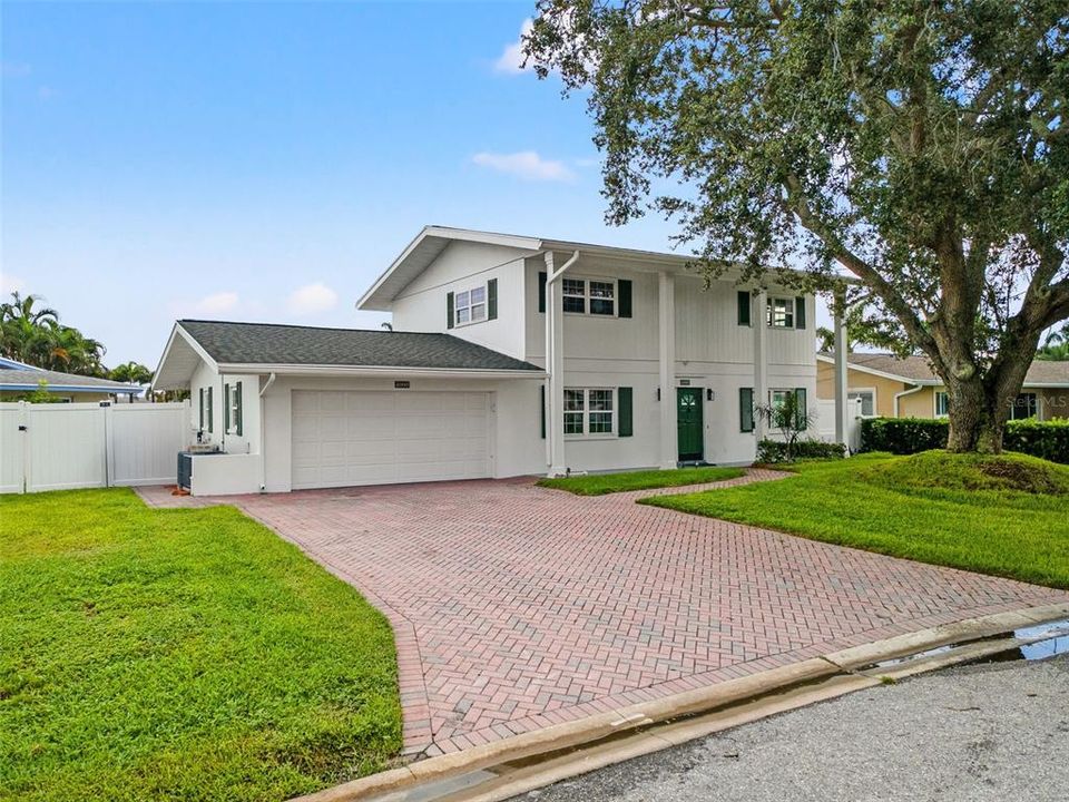 Activo con contrato: $4,900 (3 camas, 3 baños, 2617 Pies cuadrados)