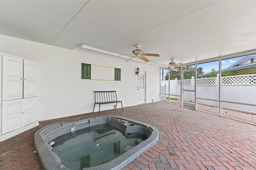 Activo con contrato: $4,900 (3 camas, 3 baños, 2617 Pies cuadrados)