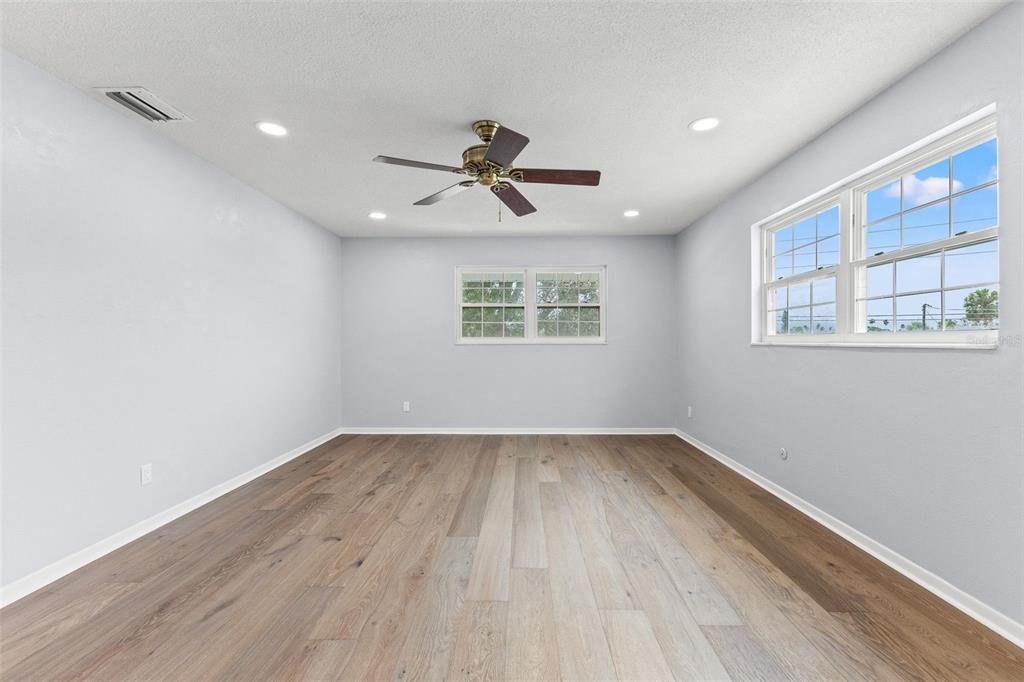 Activo con contrato: $4,900 (3 camas, 3 baños, 2617 Pies cuadrados)