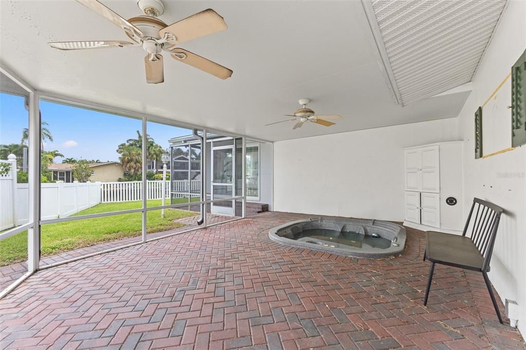 Activo con contrato: $4,900 (3 camas, 3 baños, 2617 Pies cuadrados)