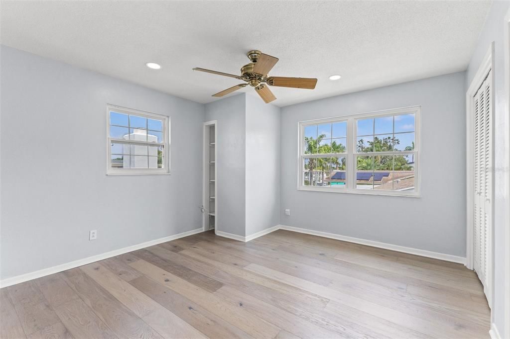 Activo con contrato: $4,900 (3 camas, 3 baños, 2617 Pies cuadrados)