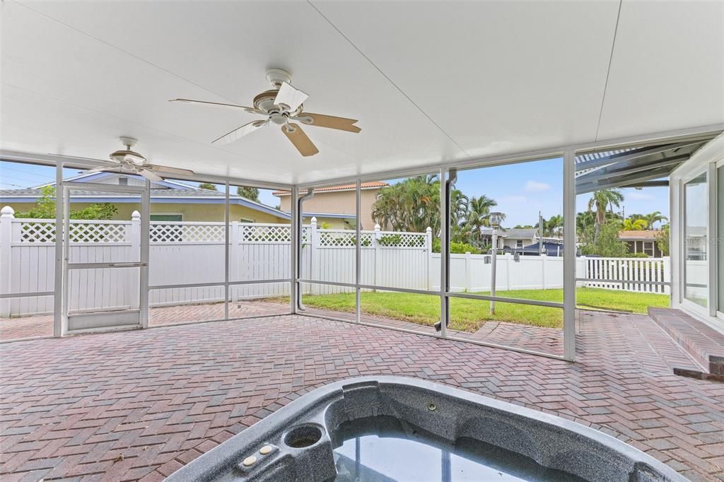 Activo con contrato: $4,900 (3 camas, 3 baños, 2617 Pies cuadrados)