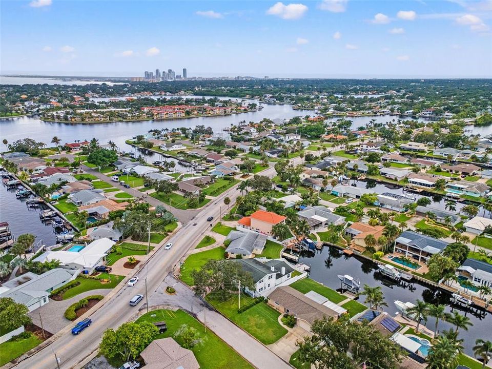 Activo con contrato: $4,900 (3 camas, 3 baños, 2617 Pies cuadrados)