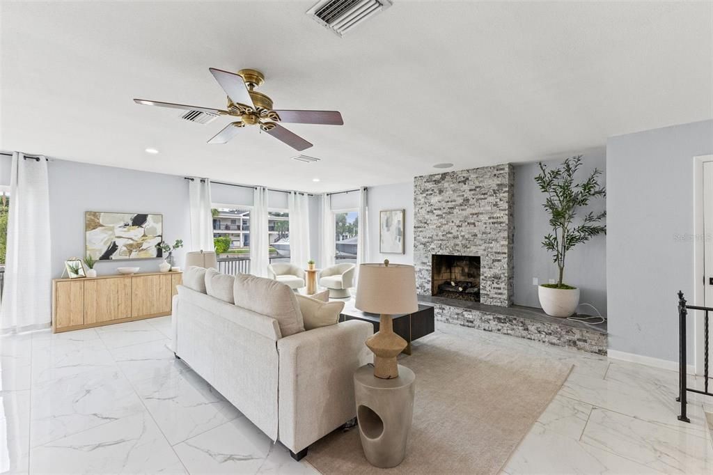 Activo con contrato: $4,900 (3 camas, 3 baños, 2617 Pies cuadrados)