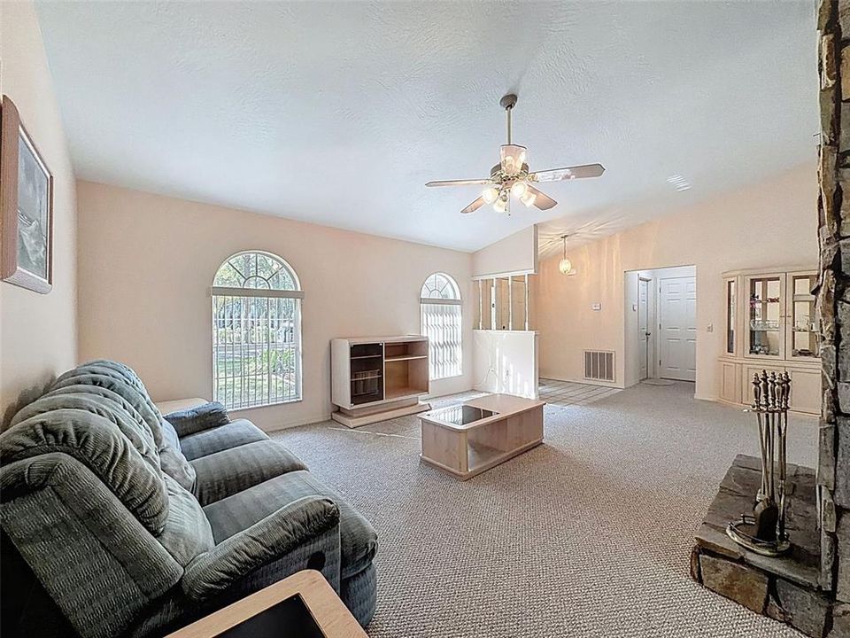 Activo con contrato: $279,900 (3 camas, 2 baños, 1512 Pies cuadrados)