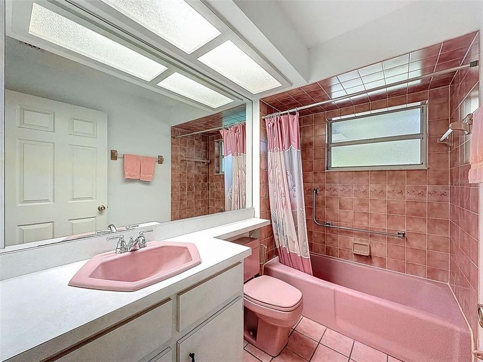 Activo con contrato: $279,900 (3 camas, 2 baños, 1512 Pies cuadrados)