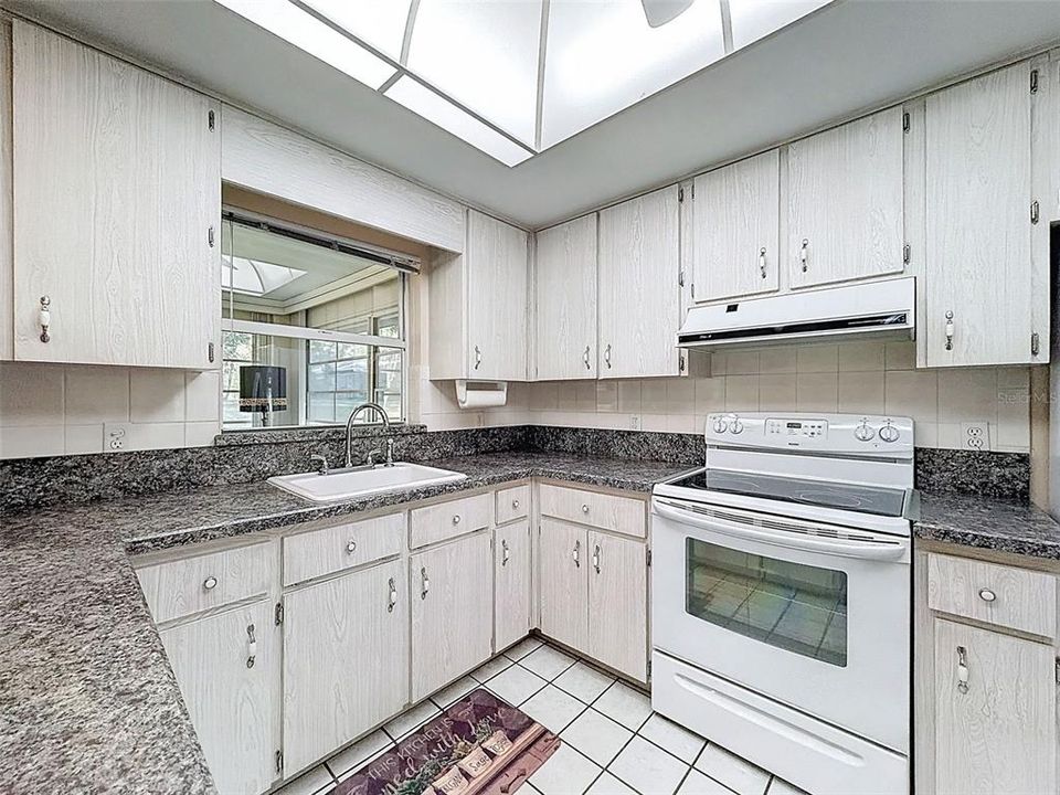 Activo con contrato: $279,900 (3 camas, 2 baños, 1512 Pies cuadrados)