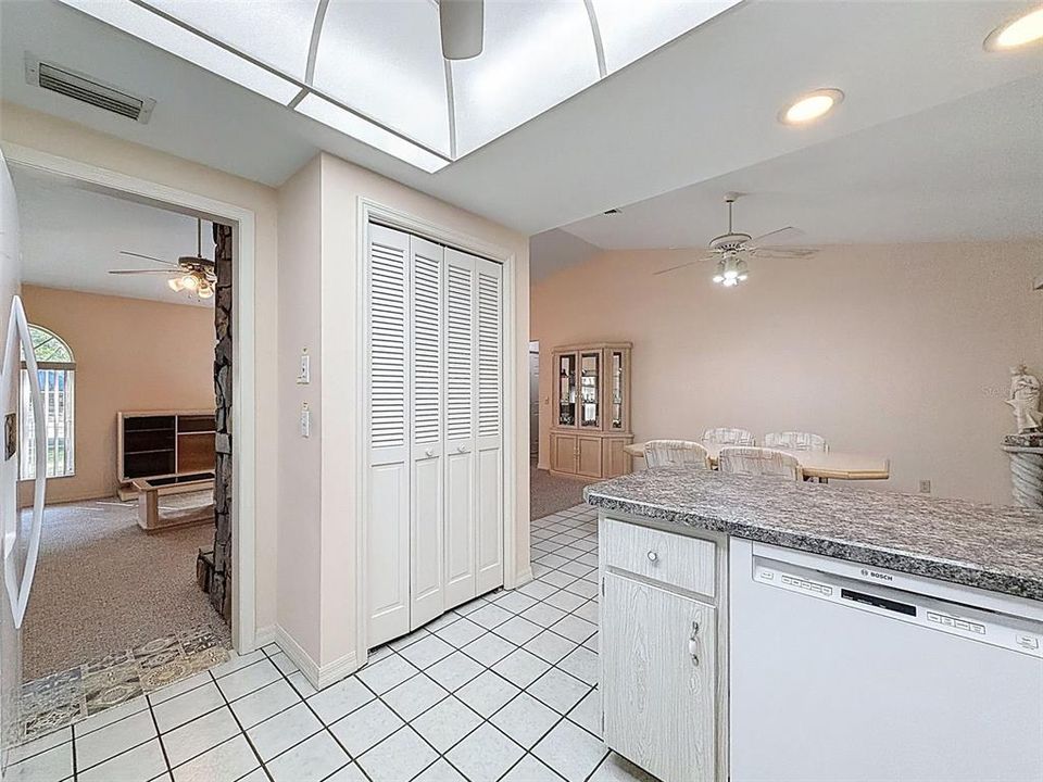 Activo con contrato: $279,900 (3 camas, 2 baños, 1512 Pies cuadrados)