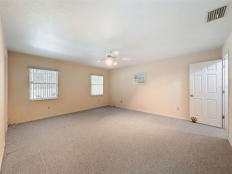 Activo con contrato: $279,900 (3 camas, 2 baños, 1512 Pies cuadrados)