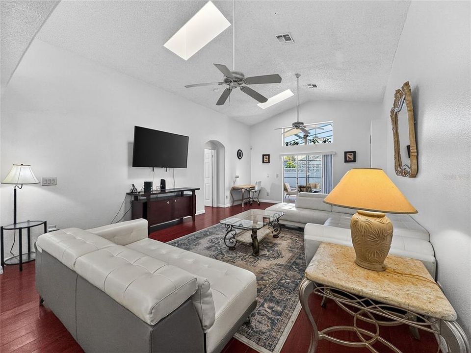 Activo con contrato: $499,000 (5 camas, 4 baños, 2136 Pies cuadrados)