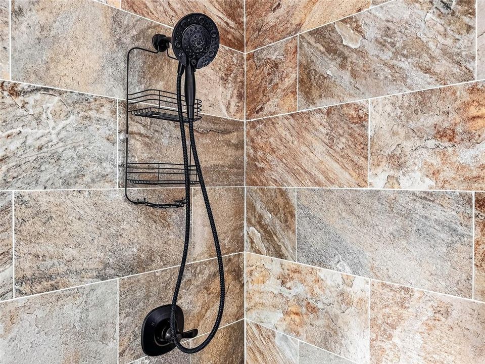 Activo con contrato: $499,000 (5 camas, 4 baños, 2136 Pies cuadrados)