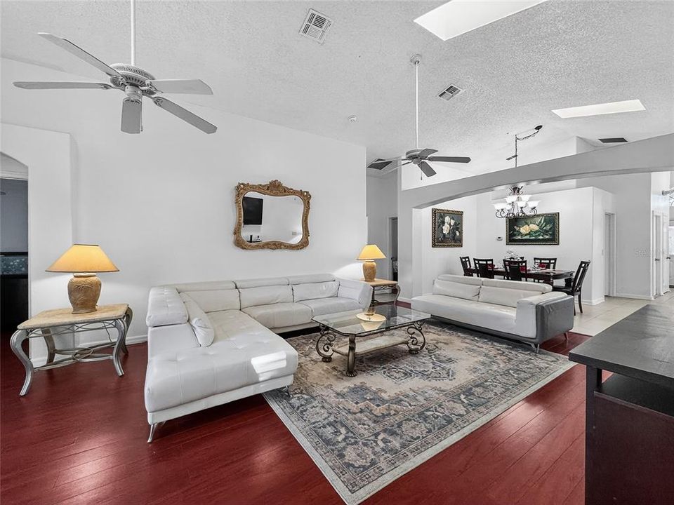 Activo con contrato: $499,000 (5 camas, 4 baños, 2136 Pies cuadrados)