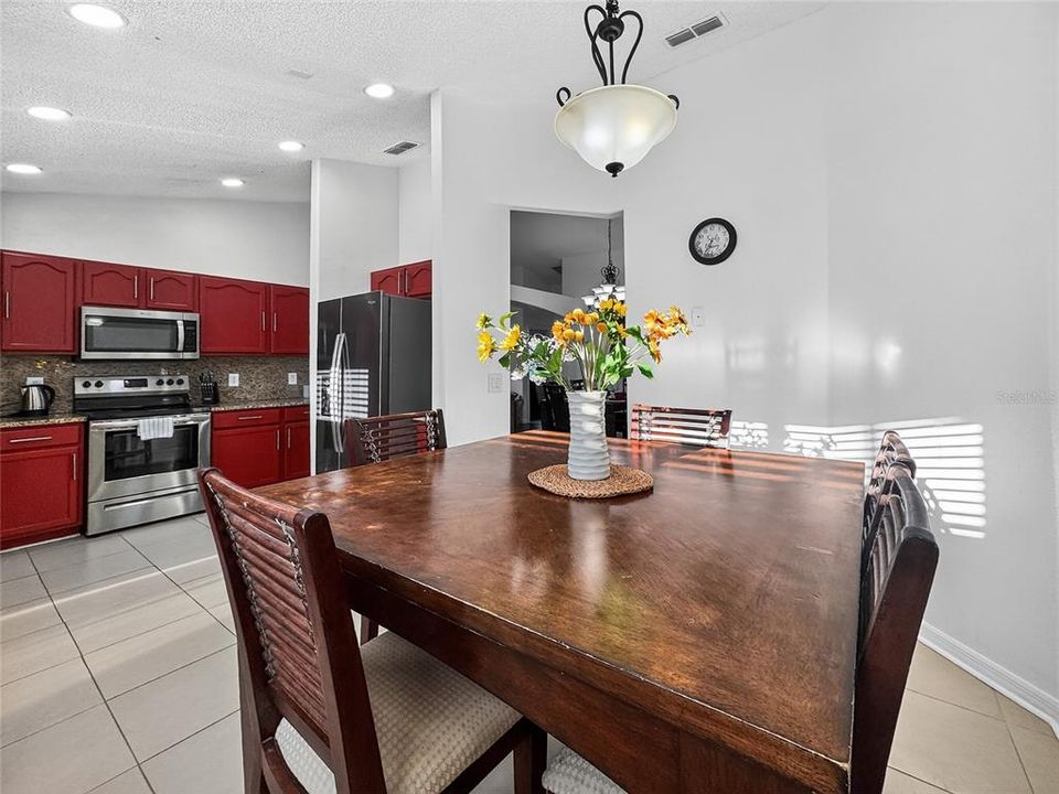 Activo con contrato: $499,000 (5 camas, 4 baños, 2136 Pies cuadrados)