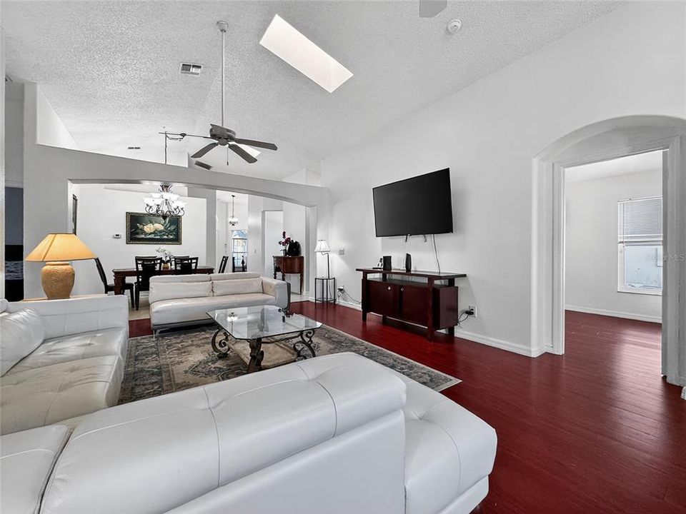 Activo con contrato: $499,000 (5 camas, 4 baños, 2136 Pies cuadrados)