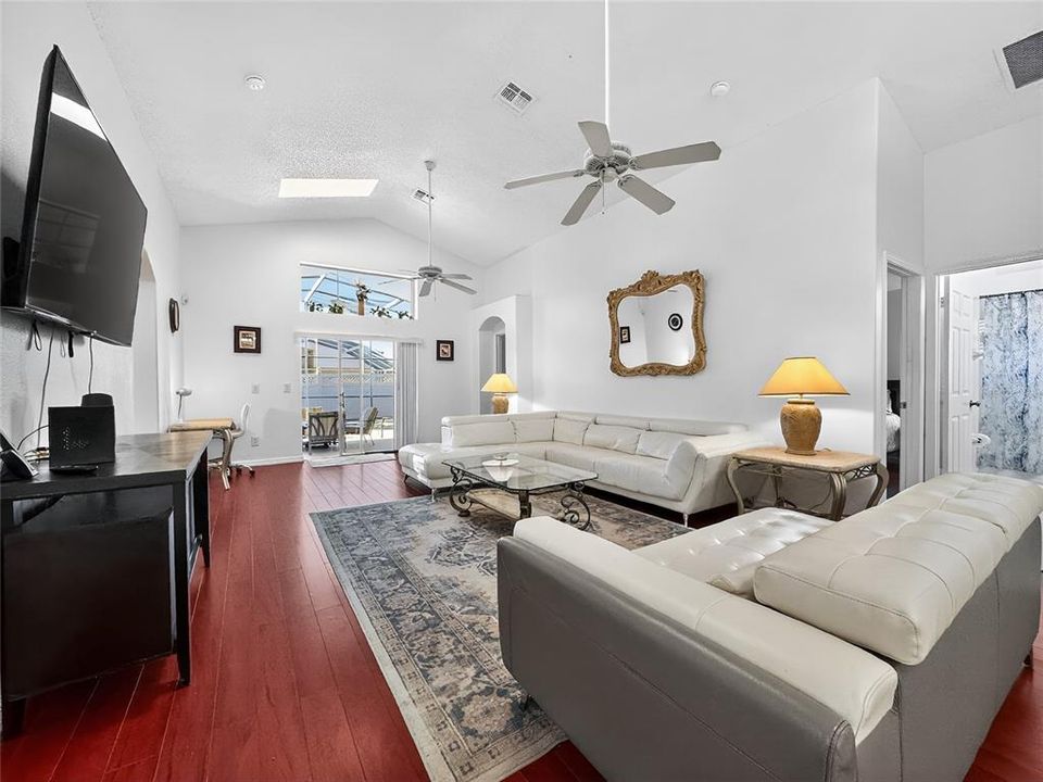 Activo con contrato: $499,000 (5 camas, 4 baños, 2136 Pies cuadrados)