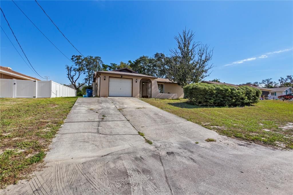 На продажу: $234,900 (2 спален, 2 ванн, 1219 Квадратных фут)