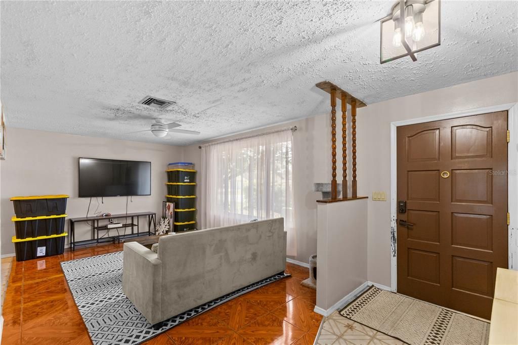 На продажу: $234,900 (2 спален, 2 ванн, 1219 Квадратных фут)