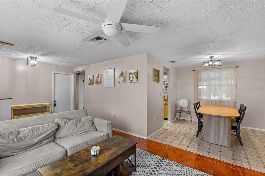 На продажу: $234,900 (2 спален, 2 ванн, 1219 Квадратных фут)