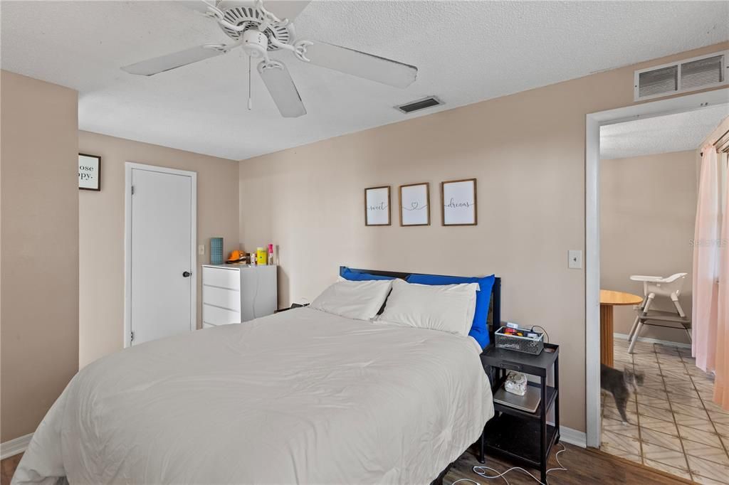 На продажу: $234,900 (2 спален, 2 ванн, 1219 Квадратных фут)