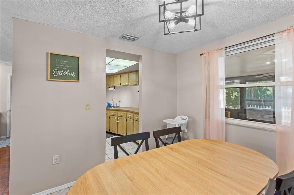 На продажу: $234,900 (2 спален, 2 ванн, 1219 Квадратных фут)