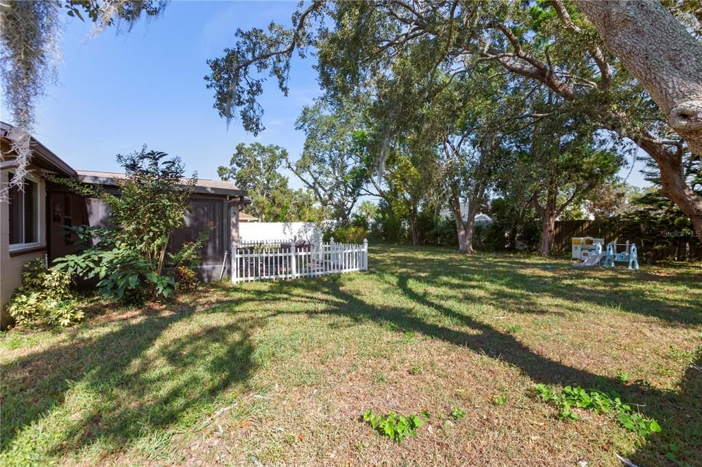 На продажу: $234,900 (2 спален, 2 ванн, 1219 Квадратных фут)