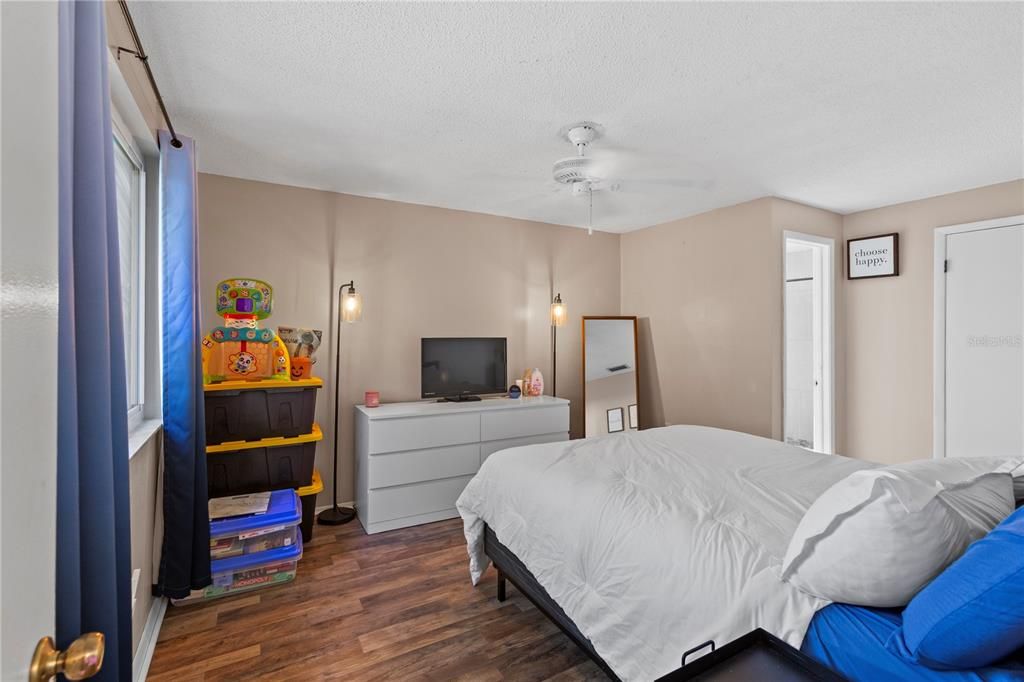 На продажу: $234,900 (2 спален, 2 ванн, 1219 Квадратных фут)