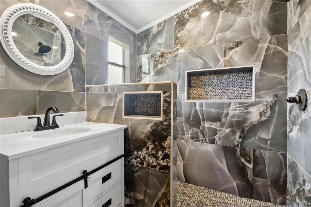 待售: $220,000 (3 贝兹, 1 浴室, 778 平方英尺)