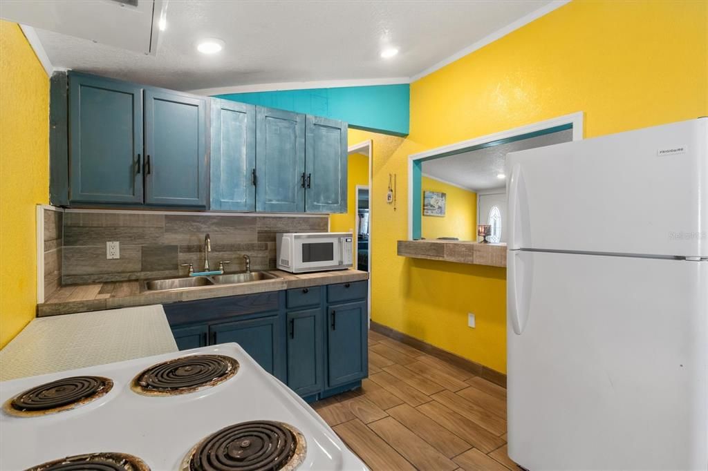 待售: $220,000 (3 贝兹, 1 浴室, 778 平方英尺)