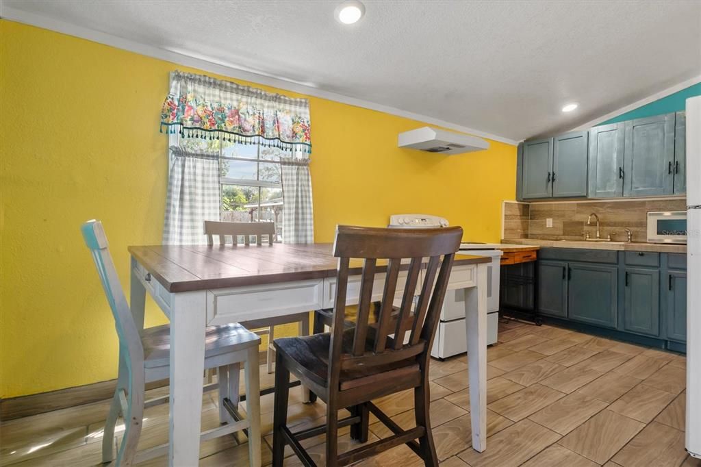 待售: $220,000 (3 贝兹, 1 浴室, 778 平方英尺)